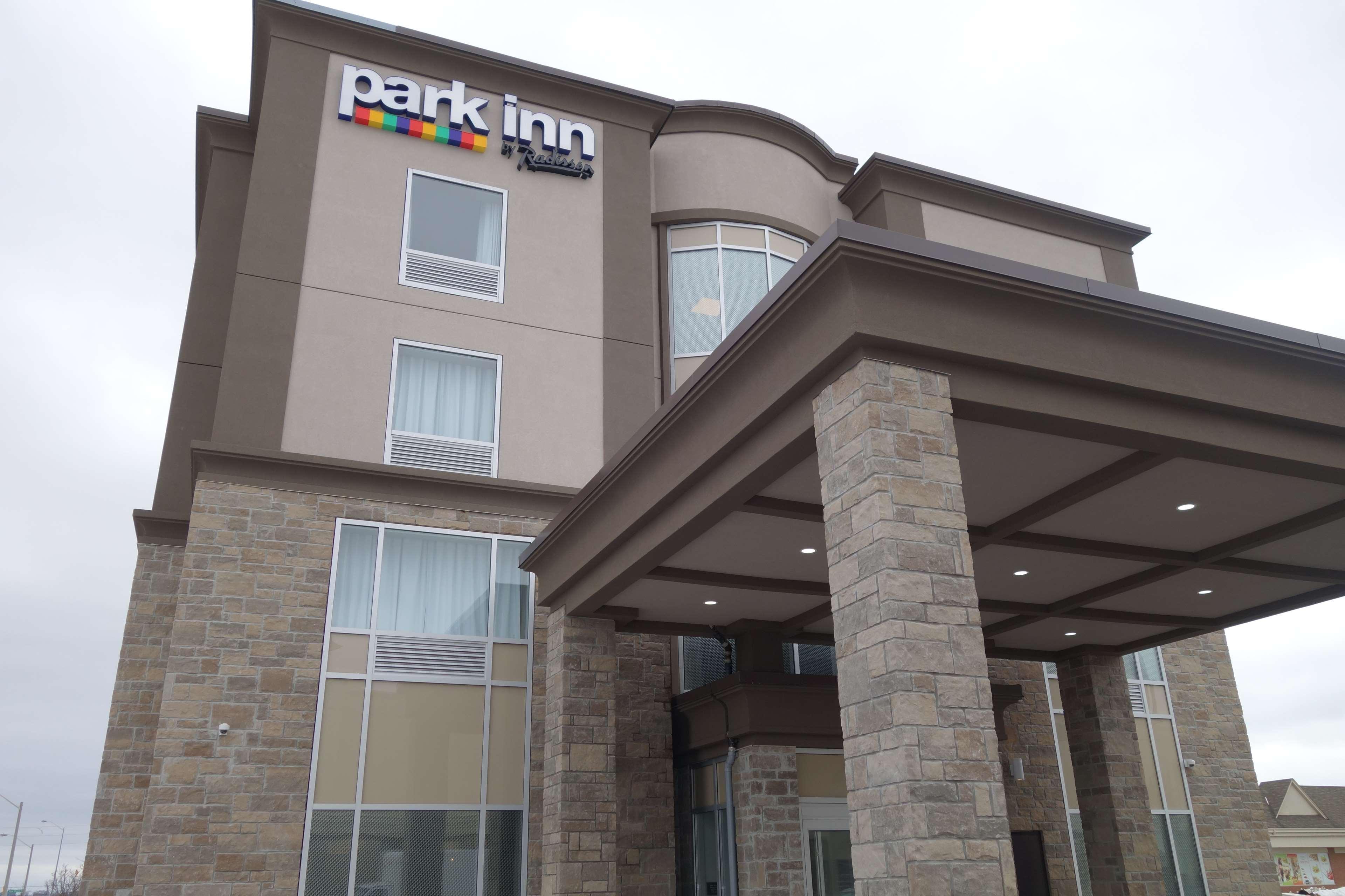 Park Inn By Radisson Brampton, On Екстер'єр фото
