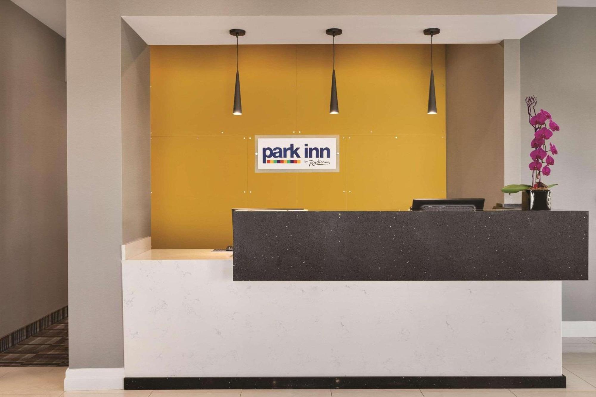 Park Inn By Radisson Brampton, On Екстер'єр фото